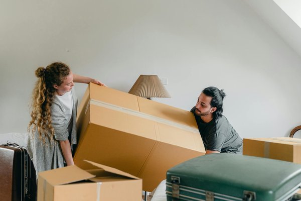 How do you set up a digital inventory for your items before a UK home move?